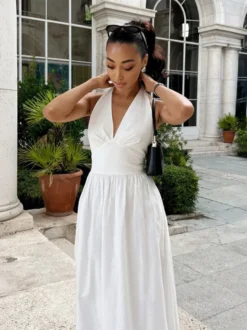 Robe blanche cintrée et élégante à col en V parfaite pour les événements estivaux.