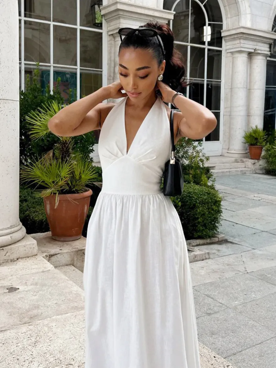 Robe blanche cintrée et élégante à col en V parfaite pour les événements estivaux.