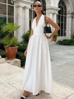 Robe blanche cintrée et élégante à col en V parfaite pour les événements estivaux.