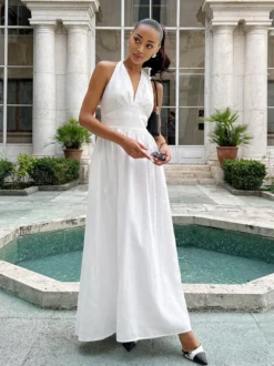 Robe blanche cintrée et élégante à col en V parfaite pour les événements estivaux.