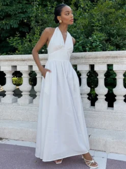 Robe blanche cintrée et élégante à col en V parfaite pour les événements estivaux.