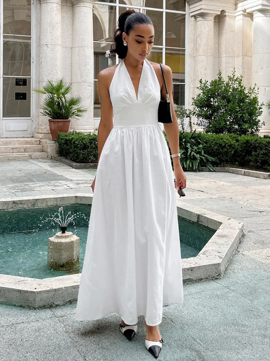 Robe blanche cintrée et élégante à col en V parfaite pour les événements estivaux.