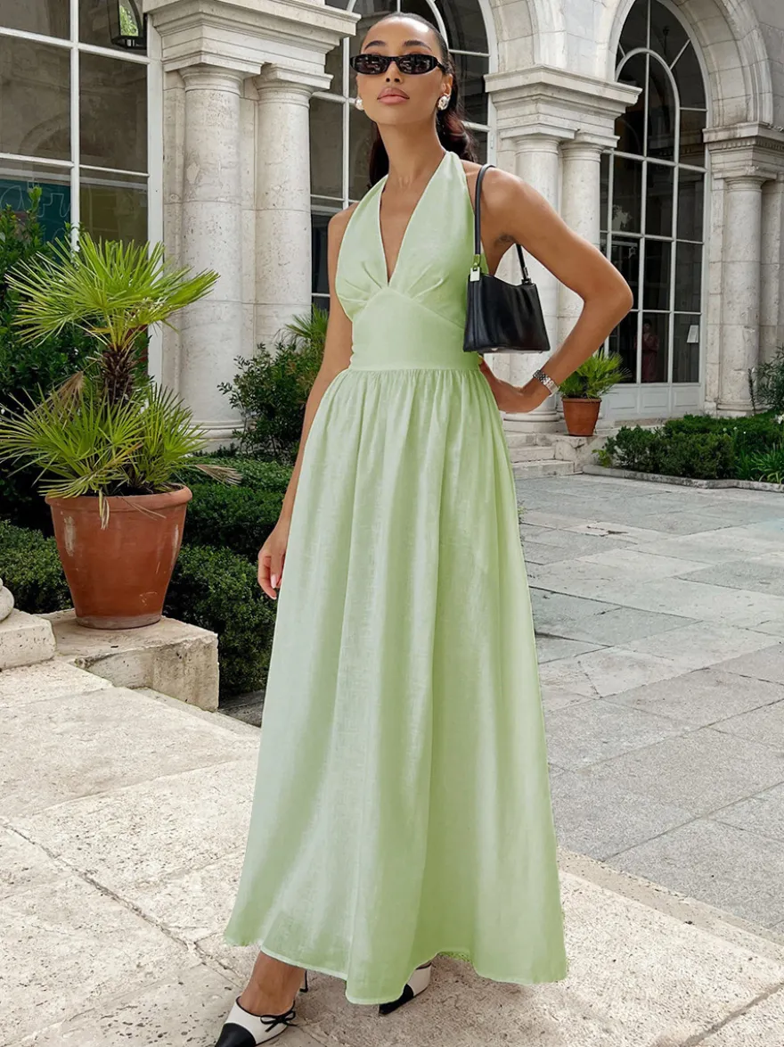 Robe blanche cintrée et élégante à col en V parfaite pour les événements estivaux.
