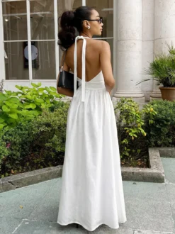 Robe blanche cintrée et élégante à col en V parfaite pour les événements estivaux.