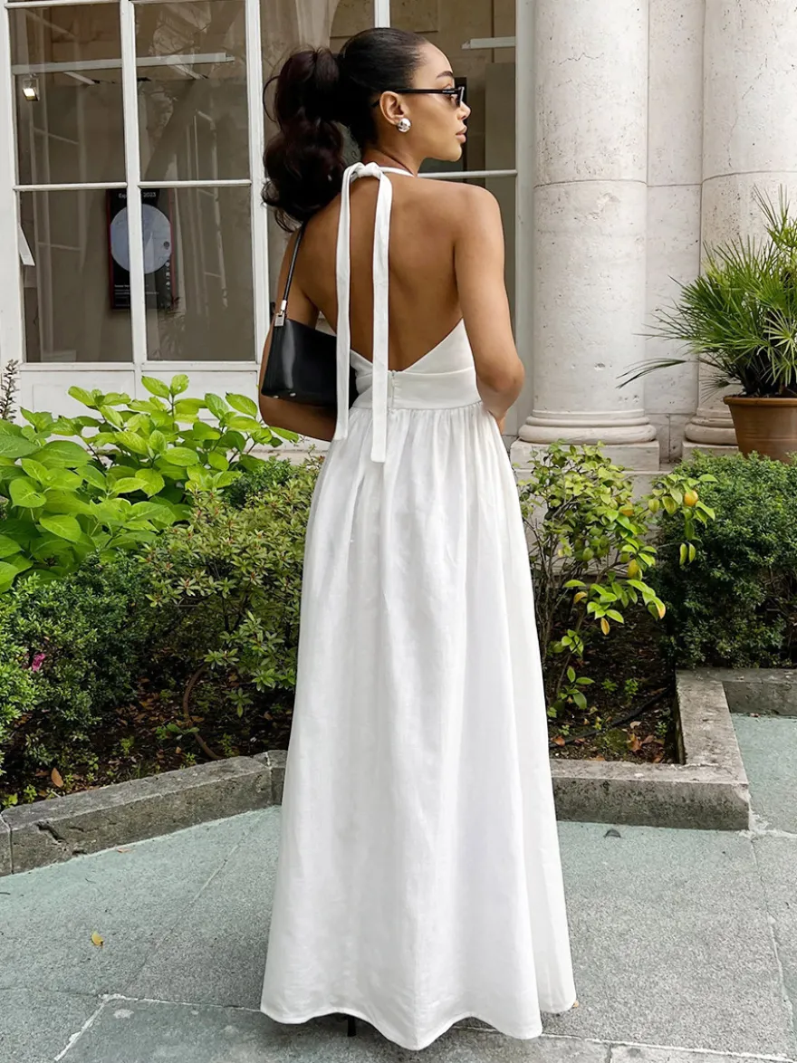 Robe blanche cintrée et élégante à col en V parfaite pour les événements estivaux.