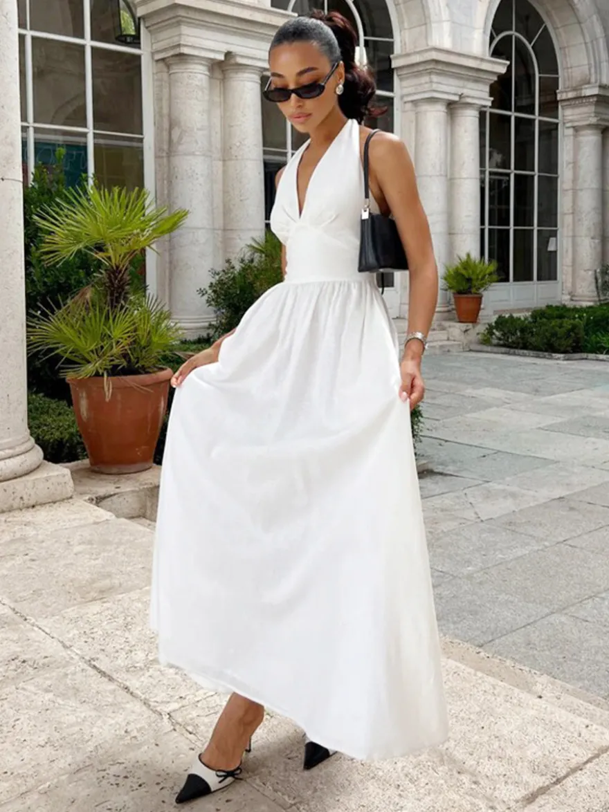 Robe blanche cintrée et élégante à col en V parfaite pour les événements estivaux.