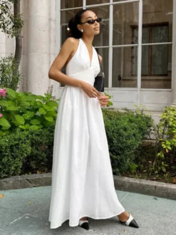 Robe blanche cintrée et élégante à col en V parfaite pour les événements estivaux.