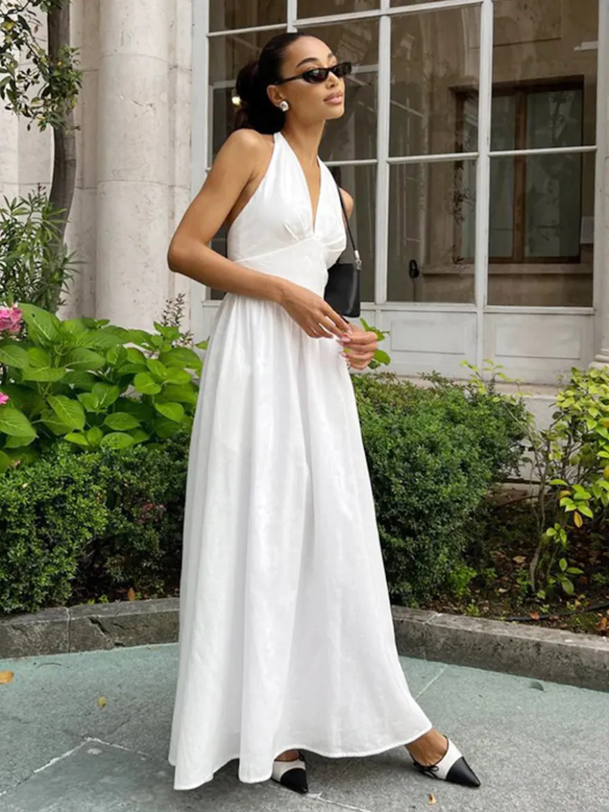 Robe blanche cintrée et élégante à col en V parfaite pour les événements estivaux.
