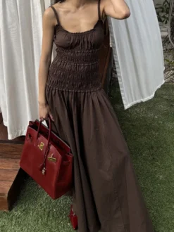 Robe blanche décontractée à bretelles plissées et sans manches pour une soirée en amoureux