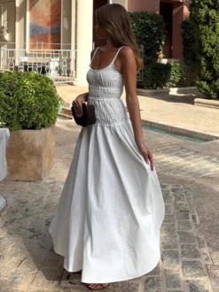 Robe blanche décontractée à bretelles plissées et sans manches pour une soirée en amoureux