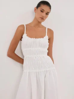 Robe blanche décontractée à bretelles plissées et sans manches pour une soirée en amoureux
