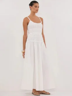Robe blanche décontractée à bretelles plissées et sans manches pour une soirée en amoureux