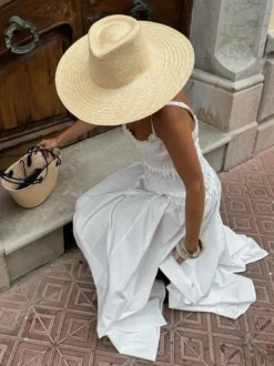 Robe blanche décontractée à bretelles plissées et sans manches pour une soirée en amoureux