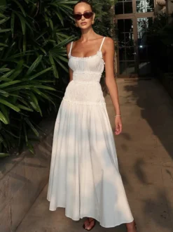 Robe blanche décontractée à bretelles plissées et sans manches pour une soirée en amoureux