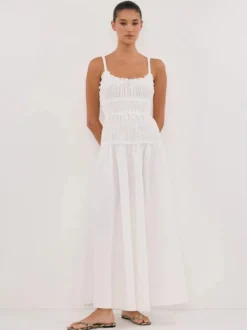 Robe blanche décontractée à bretelles plissées et sans manches pour une soirée en amoureux