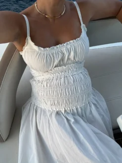 Robe blanche décontractée à bretelles plissées et sans manches pour une soirée en amoureux