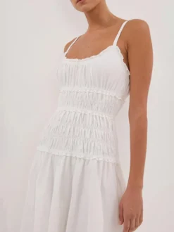 Robe blanche décontractée à bretelles plissées et sans manches pour une soirée en amoureux