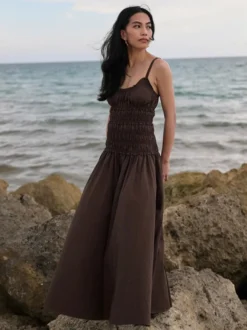 Robe blanche décontractée à bretelles plissées et sans manches pour une soirée en amoureux