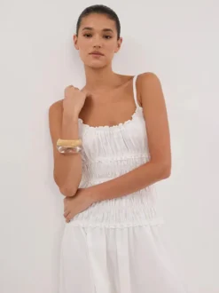 Robe blanche décontractée à bretelles plissées et sans manches pour une soirée en amoureux