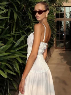 Robe blanche décontractée à bretelles plissées et sans manches pour une soirée en amoureux