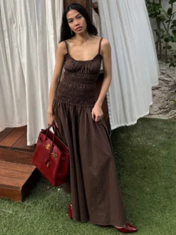Robe blanche décontractée à bretelles plissées et sans manches pour une soirée en amoureux