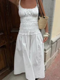 Robe blanche décontractée à bretelles plissées et sans manches pour une soirée en amoureux
