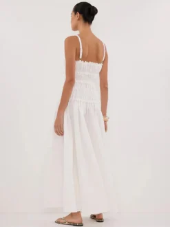Robe blanche décontractée à bretelles plissées et sans manches pour une soirée en amoureux