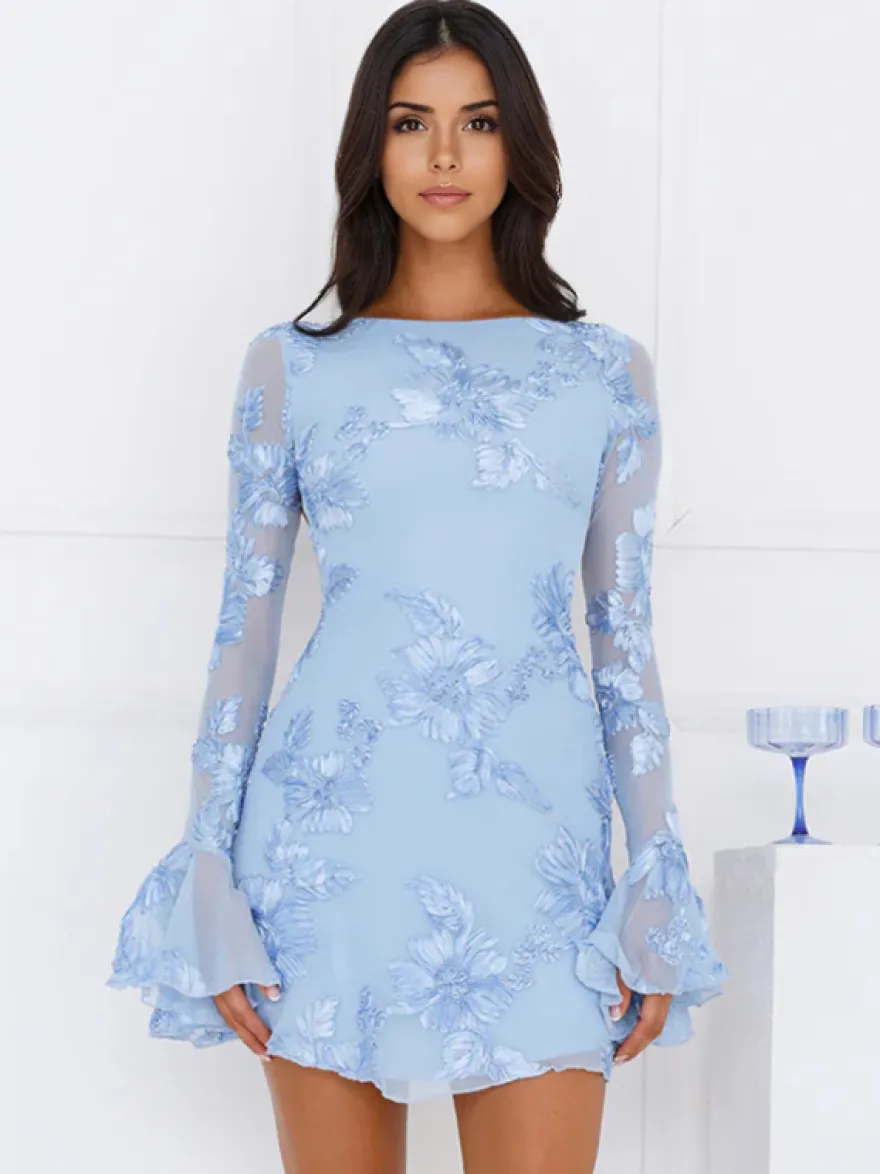 Robe bleu clair brodée de fleurs manches cloche et dos nu automne 2026