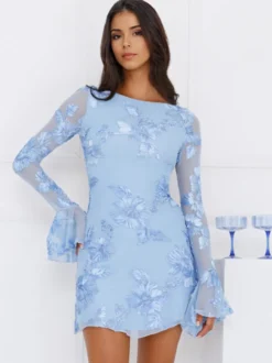 Robe bleu clair brodée de fleurs manches cloche et dos nu automne 2026