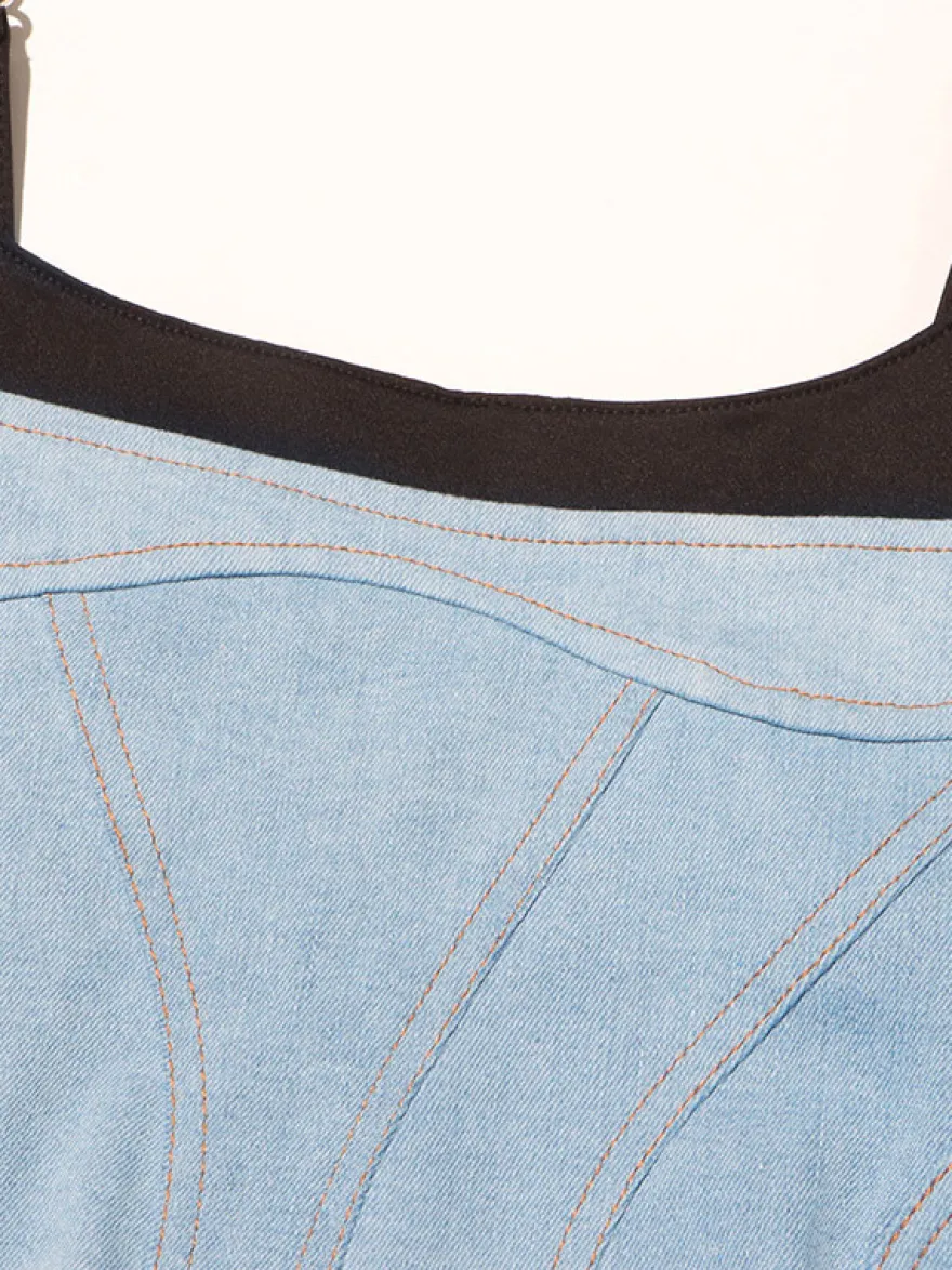 Robe bleue mini sans manches à col rond et taille haute idéale pour tous les jours.