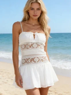Robe bohème courte trapèze à bretelles fines et dentelle ajourée taille haute et bustier noué.