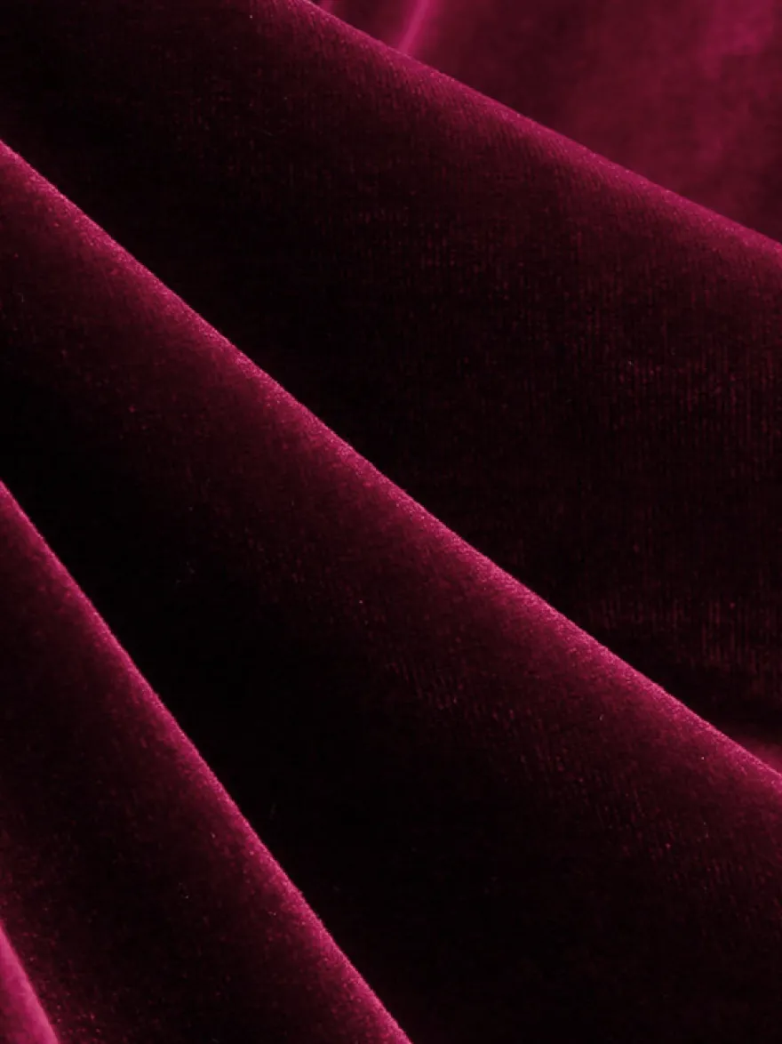 Robe bordeaux cintrée et élégante à jupe trapèze parfaite pour les soirées.