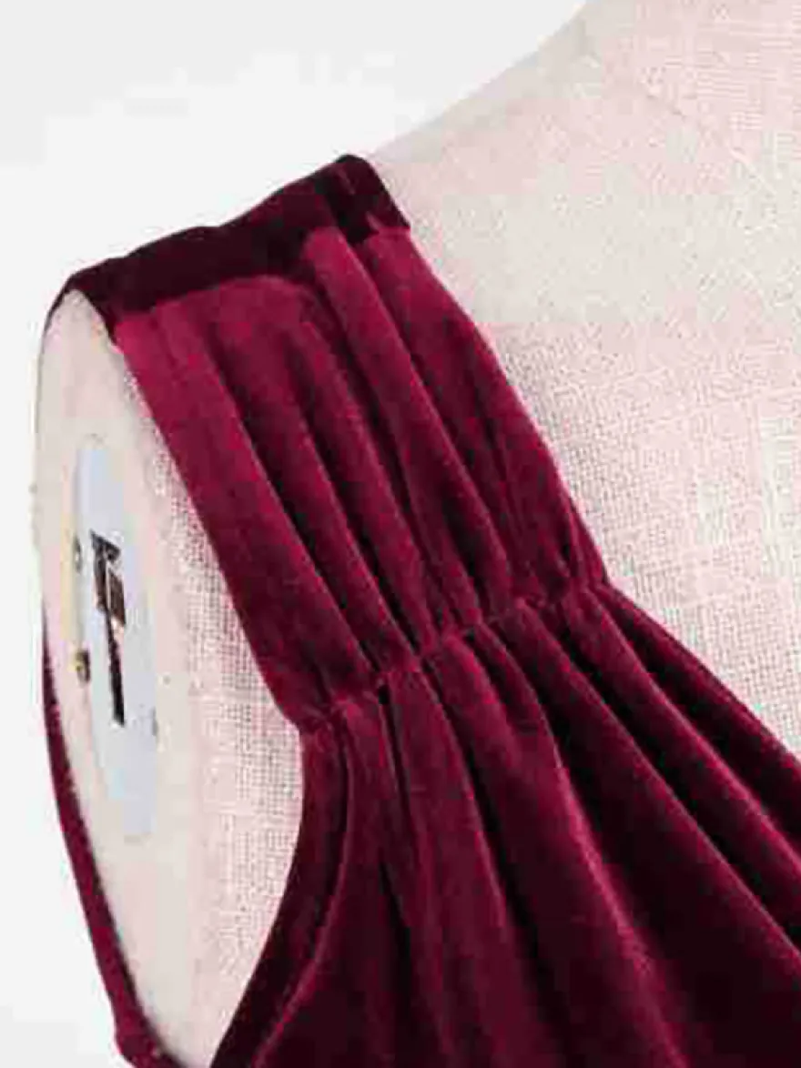 Robe bordeaux cintrée et élégante à jupe trapèze parfaite pour les soirées.
