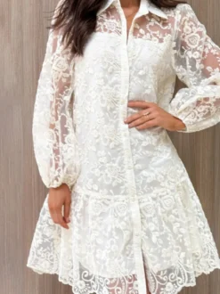 Robe chemise courte écru en dentelle blanche à manches longues et col rabattu manches bouffantes idéale pour tous les jours.