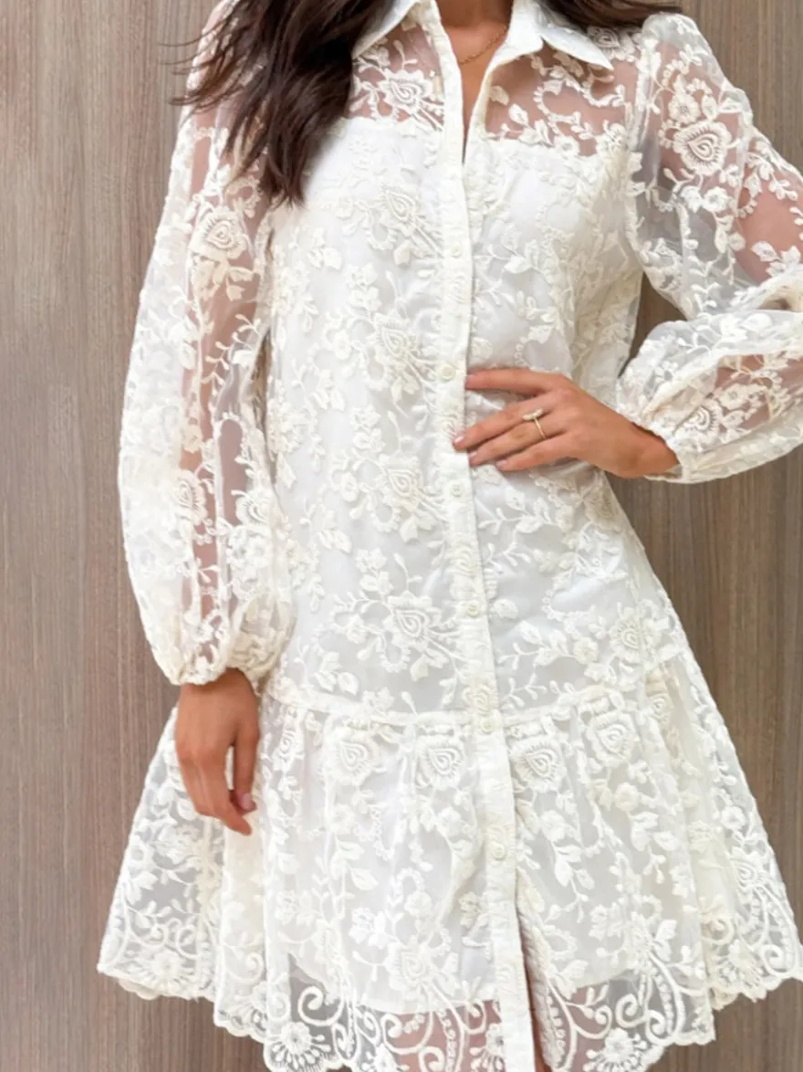 Robe chemise courte écru en dentelle blanche à manches longues et col rabattu manches bouffantes idéale pour tous les jours.