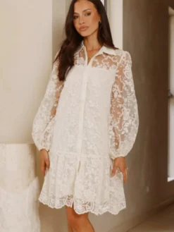 Robe chemise courte écru en dentelle blanche à manches longues et col rabattu manches bouffantes idéale pour tous les jours.