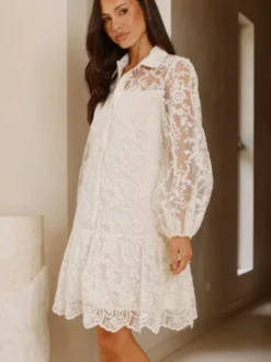 Robe chemise courte écru en dentelle blanche à manches longues et col rabattu manches bouffantes idéale pour tous les jours.