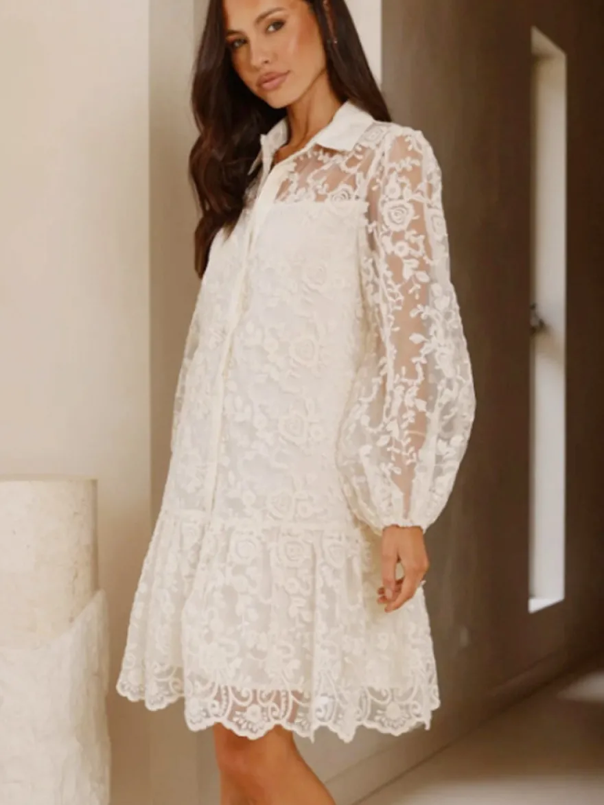 Robe chemise courte écru en dentelle blanche à manches longues et col rabattu manches bouffantes idéale pour tous les jours.