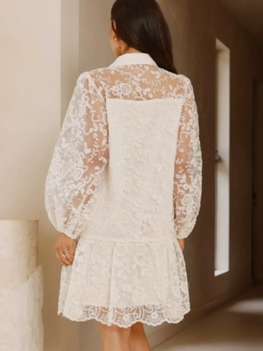 Robe chemise courte écru en dentelle blanche à manches longues et col rabattu manches bouffantes idéale pour tous les jours.