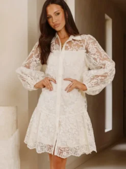 Robe chemise courte écru en dentelle blanche à manches longues et col rabattu manches bouffantes idéale pour tous les jours.