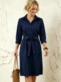 Robe chemise midi en coton coupe décontractée idéale pour les vacances. Ceinturée à la taille manches 3/4 et boutons.