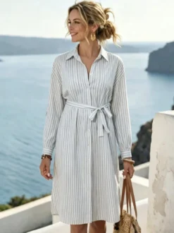 Robe chemise midi en coton coupe décontractée idéale pour les vacances. Ceinturée à la taille manches 3/4 et boutons.