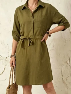 Robe chemise midi en coton coupe décontractée idéale pour les vacances. Ceinturée à la taille manches 3/4 et boutons.