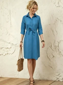 Robe chemise midi en coton coupe décontractée idéale pour les vacances. Ceinturée à la taille manches 3/4 et boutons.