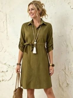 Robe chemise midi en coton coupe décontractée idéale pour les vacances. Ceinturée à la taille manches 3/4 et boutons.