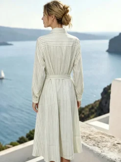 Robe chemise midi en coton coupe décontractée idéale pour les vacances. Ceinturée à la taille manches 3/4 et boutons.