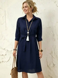 Robe chemise midi en coton coupe décontractée idéale pour les vacances. Ceinturée à la taille manches 3/4 et boutons.