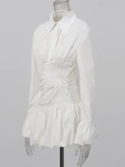 Robe courte blanche boutonnée à manches longues et col rabattu idéale pour tous les jours.