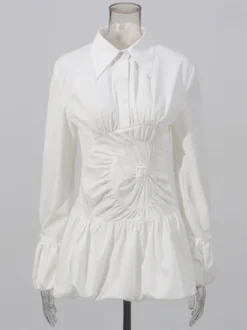 Robe courte blanche boutonnée à manches longues et col rabattu idéale pour tous les jours.