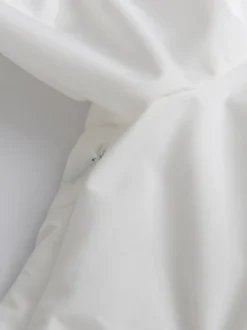 Robe courte blanche boutonnée à manches longues et col rabattu idéale pour tous les jours.